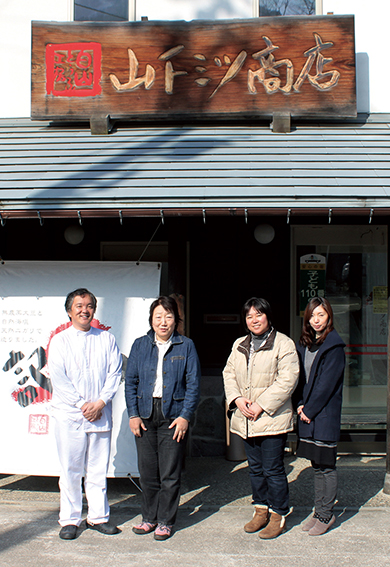 山下ミツ商店の前で社長とオーガニッククラブスタッフと